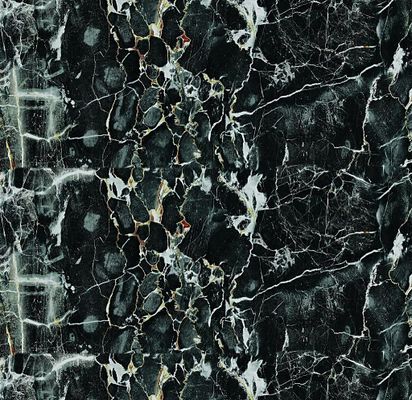 而女子的装扮与姿态则透露出其特定的身份