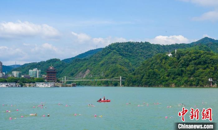 2024年第六届桐庐抢渡富春江挑战赛近2000选手畅游