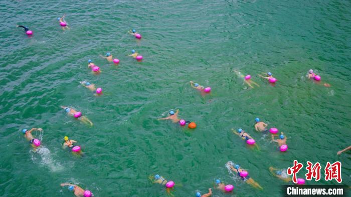 2024年第六届桐庐抢渡富春江挑战赛近2000选手畅游