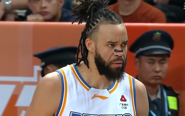 北京男篮末节崩盘麦基爆发难救主许利民战术选