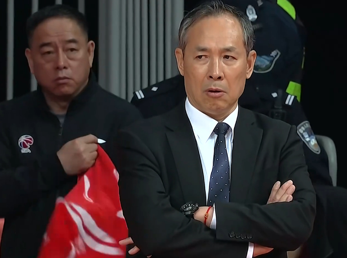 北京男篮末节崩盘麦基爆发难救主许利民战术选