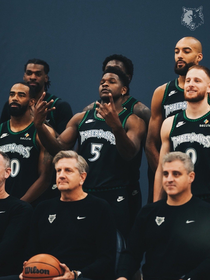 森林狼队发布全新团队照展现团队凝聚力