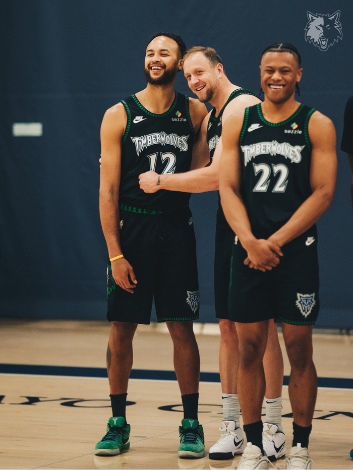 森林狼队发布全新团队照展现团队凝聚力