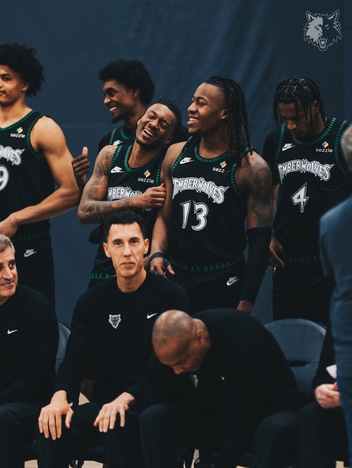 森林狼队发布全新团队照展现团队凝聚力