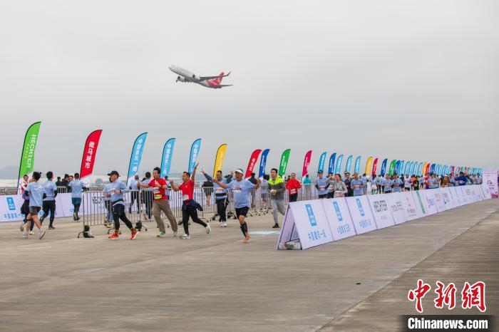 深圳机场三跑道欢乐跑首秀 3000跑者共赏大湾区建