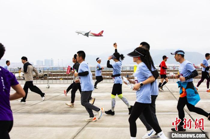 深圳机场三跑道欢乐跑首秀 3000跑者共赏大湾区建