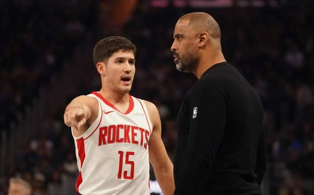 火箭队惨败马刺队 球队短板暴露阵容隐患