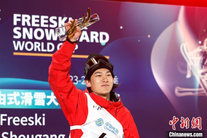 苏翊鸣在X GAMES CHINA 2023-2024总决赛以97.33分夺冠,