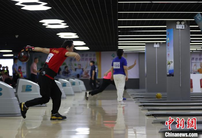 银川贺兰山体育场迎来2024全国壮老年保龄球友谊