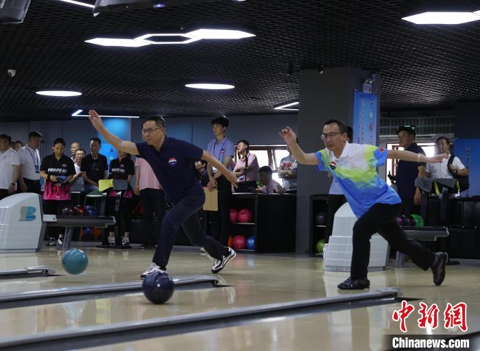 银川贺兰山体育场迎来2024全国壮老年保龄球友谊