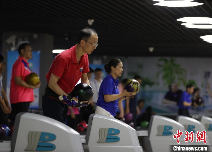 银川贺兰山体育场迎来2024全国壮老年保龄球友谊