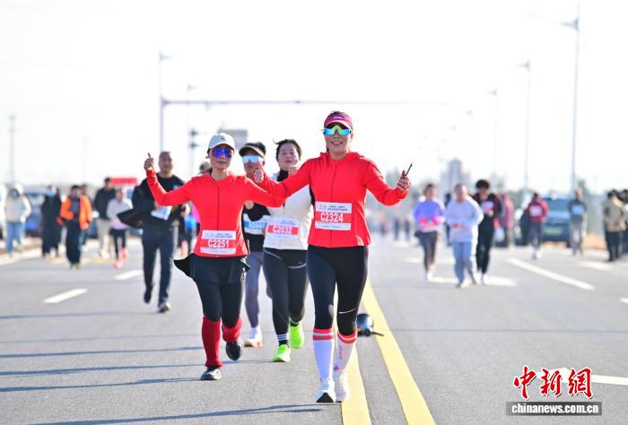 陕西：4500余名跑者渭河之畔竞速 全民健身冬季热